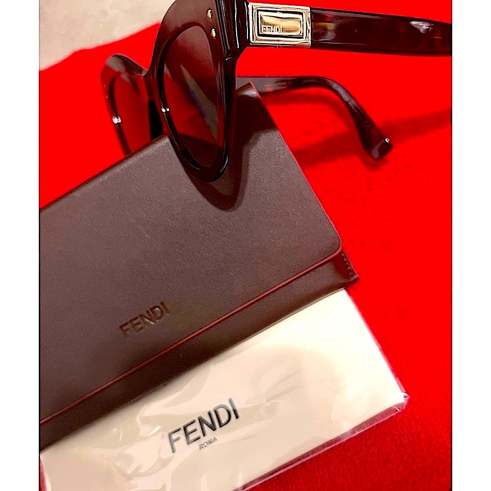NEW* FENDI cat eye shades, matching case/FENDI lens wipe still in plastic✨